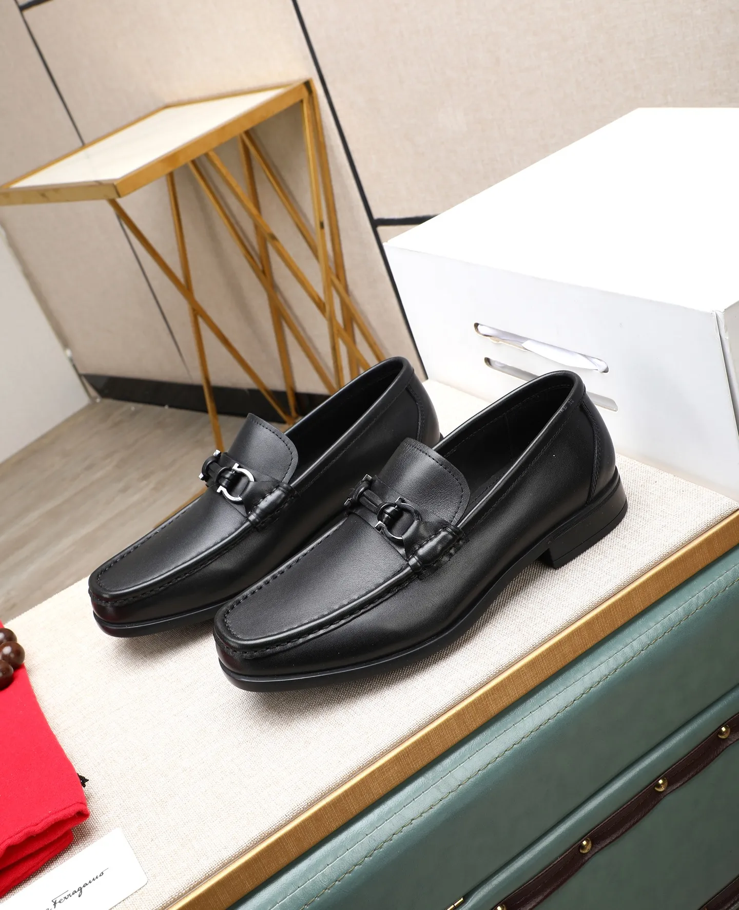 Men's clothing and shoes 💰700📛📛High-end goods! Salvatore Ferragamo is the world's top luxury footwear brand. It comes from Italy, the kingdom of fashion. It is famous all over the world for its traditional handmade design and novel styles... 🚶🏻🚶🏻 Top-quality suit shoes are sold simultaneously at the counter. This style is purely handmade. The fabric is imported Italian calfskin➕soft water-dyed cowhide lining. Specially available with original deep rubber outsole🌀🌀Size: 38➖44